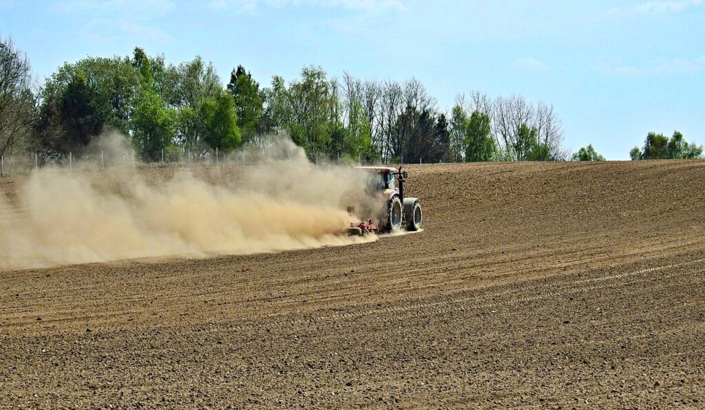 Lo scorso anno l'Isola ha vissuto uno dei periodi più critici della sua storia agricola per il quale sono stati messi in ginocchio interi comparti produttivi, provocando danni stimati in oltre 2,7 miliardi di euro