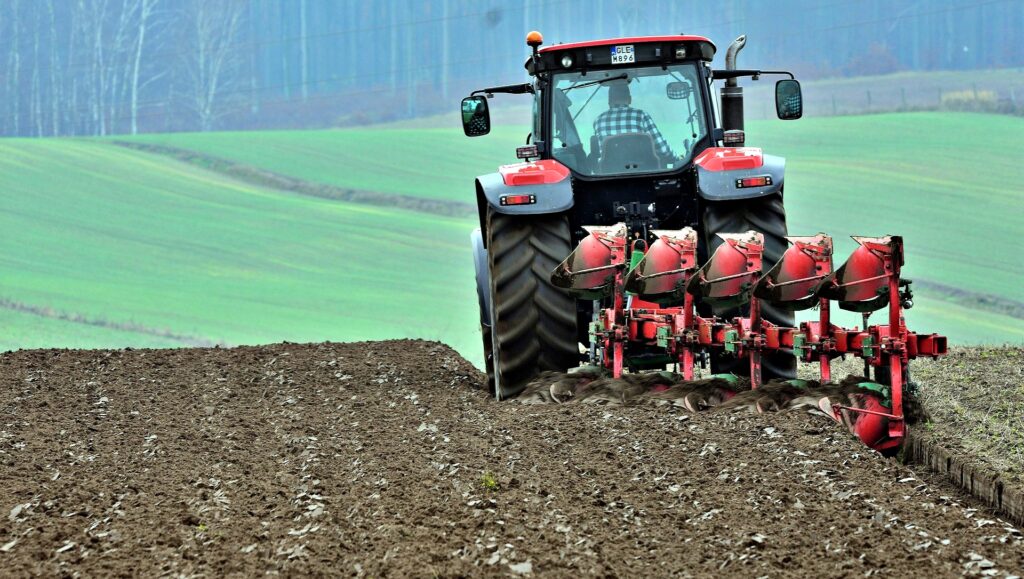 L'urea è salita da 470 a 870 euro la tonnellata in un anno. Le organizzazioni agricole apprezzano, ma chiedono interventi strutturali.